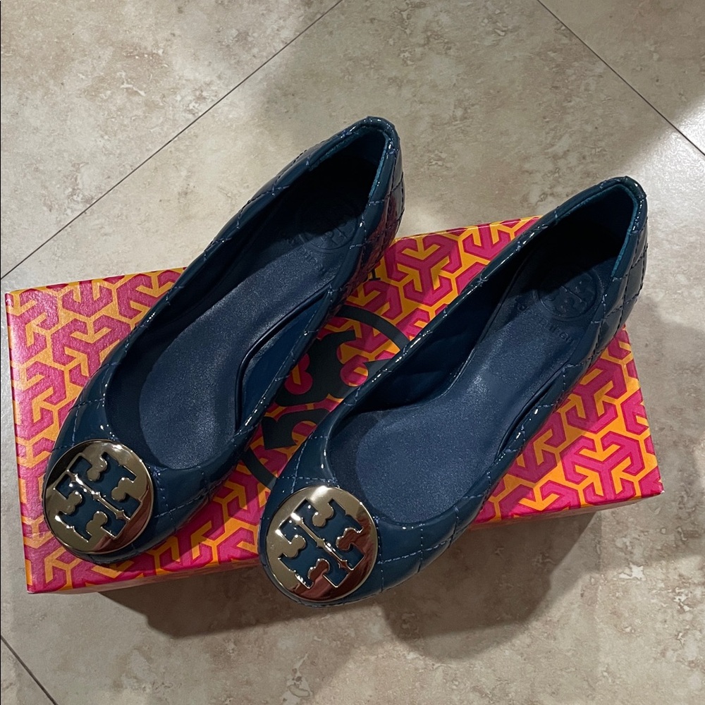 Tory Burch Navy Quilted Flats with Gold Logo - Picture 3 of 9